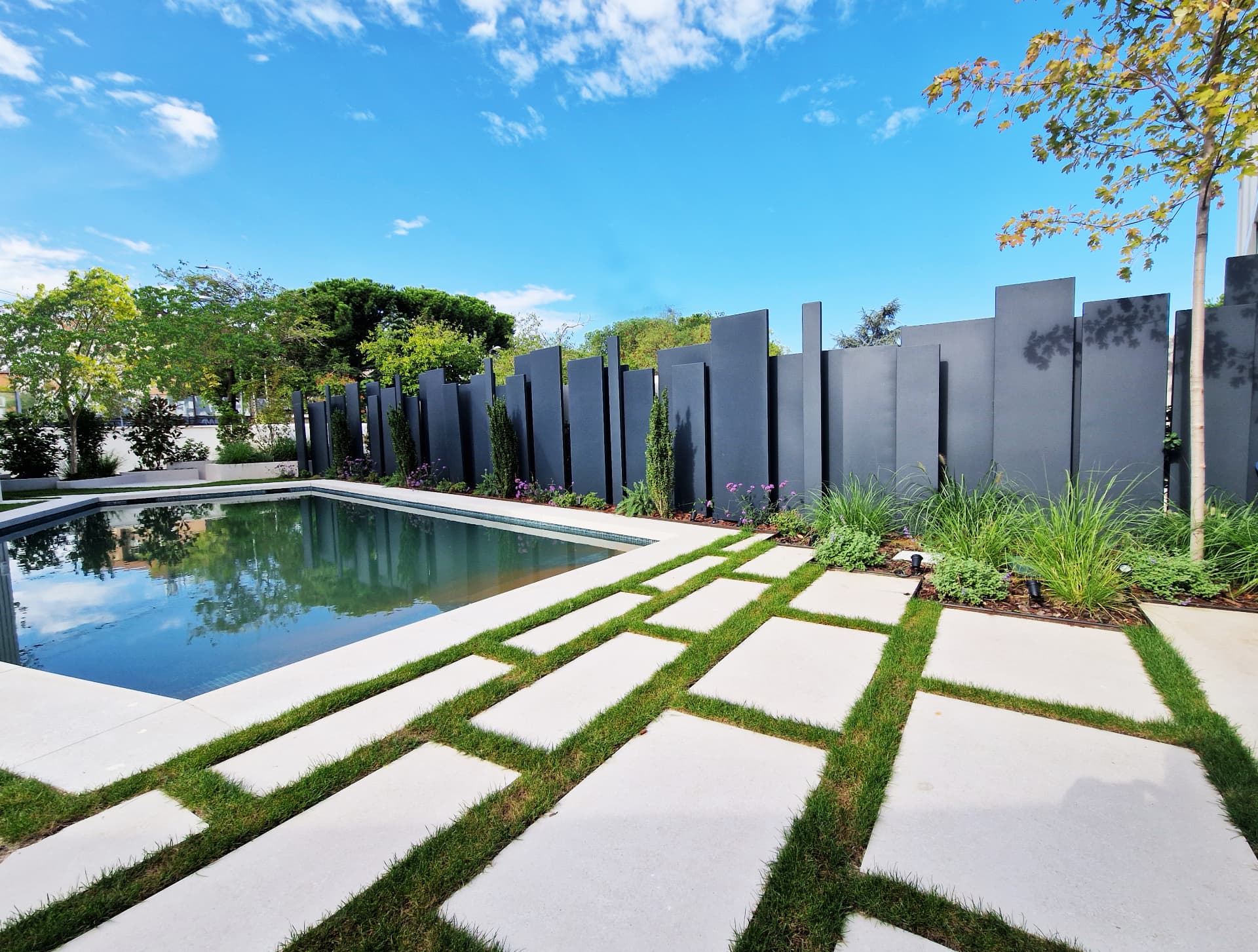 Cómo el paisajismo genera privacidad en tu jardín